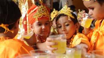 Kinderen verkleed als de god Krishnu tijdens het Krishna Janamashtmi festival