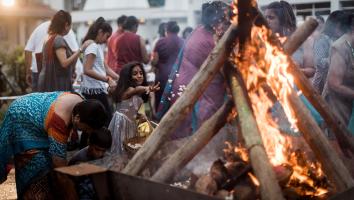 mensen bij een kampvuur voor de verbranding van de holika