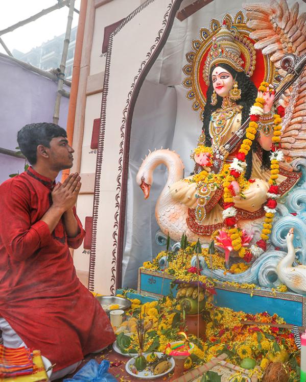 Jonge hindoe bidt tot de godin Saraswati