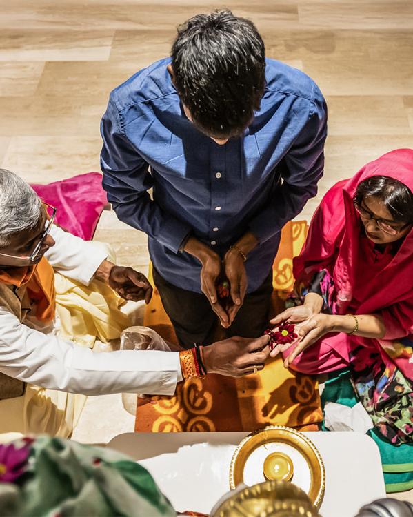 Een eredienst in hindoe tempel de Radha Krishna Mandir in Amsterdam, onderdeel van de Sanatan Dharm stroming.