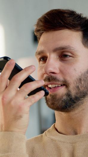 een man spreekt in zijn telefoon