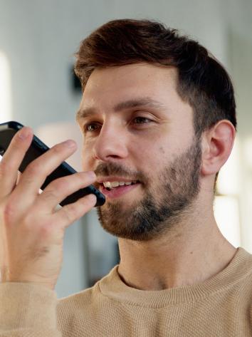 een man spreekt in zijn telefoon