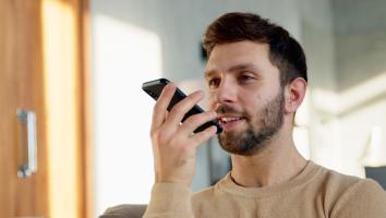 een man spreekt in zijn telefoon