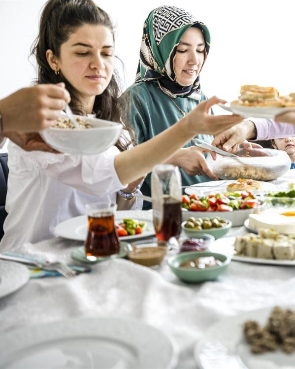 vrienden en familie ontbijten samen tijdens het Offerfeest