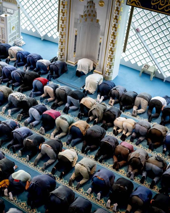 moslims tijdens het ochtendgebed in de moskee