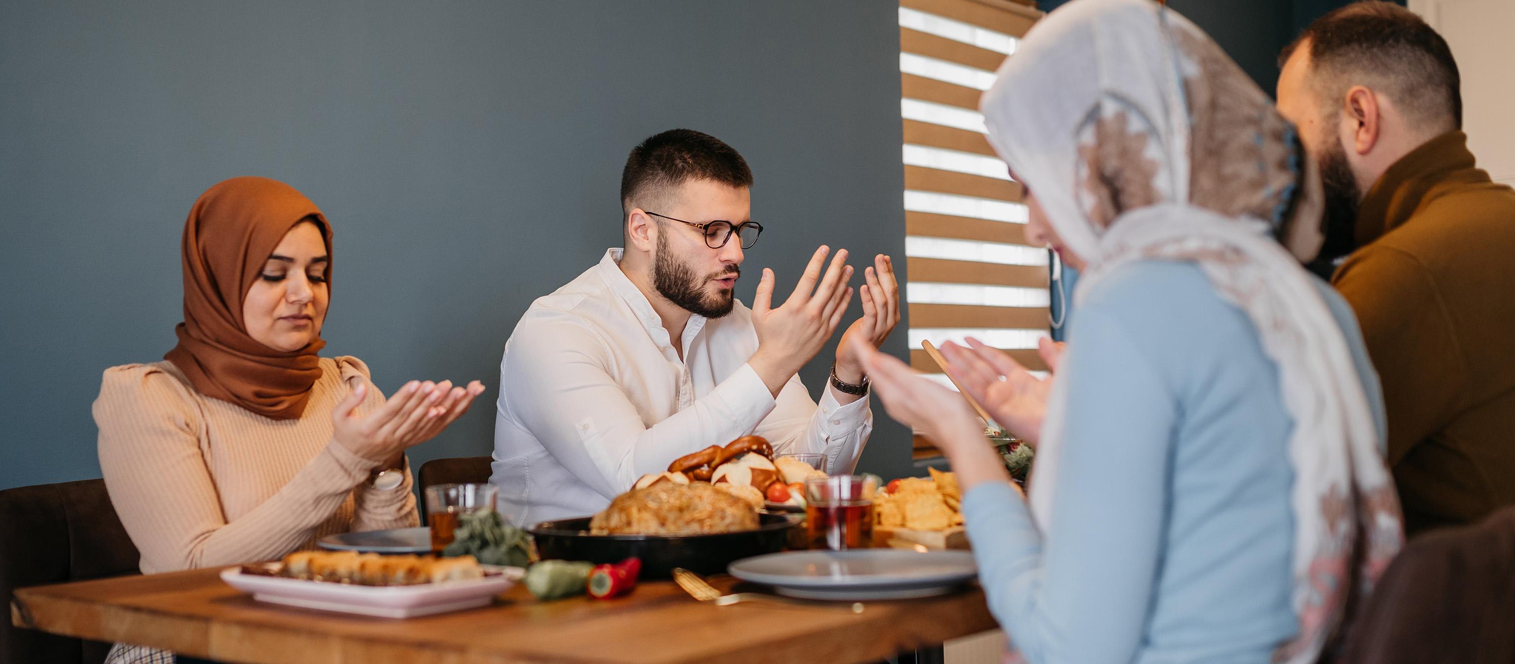 moslims bidden voor de iftar