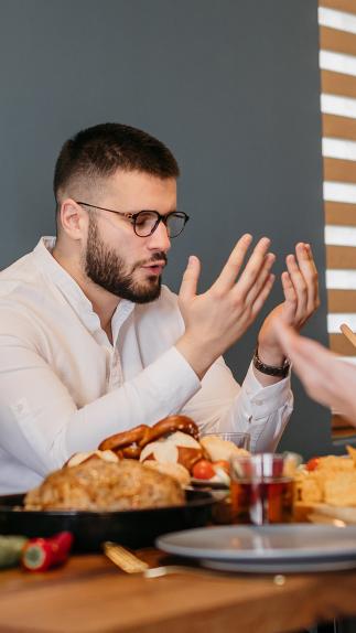 moslims bidden voor de iftar