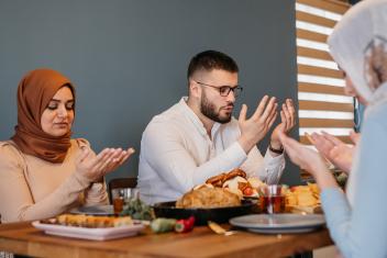 moslims bidden voor de iftar