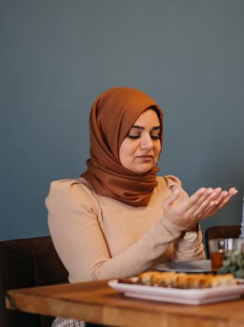moslims bidden voor de iftar