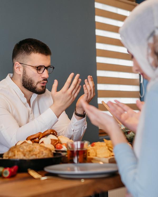 moslims bidden voor de iftar