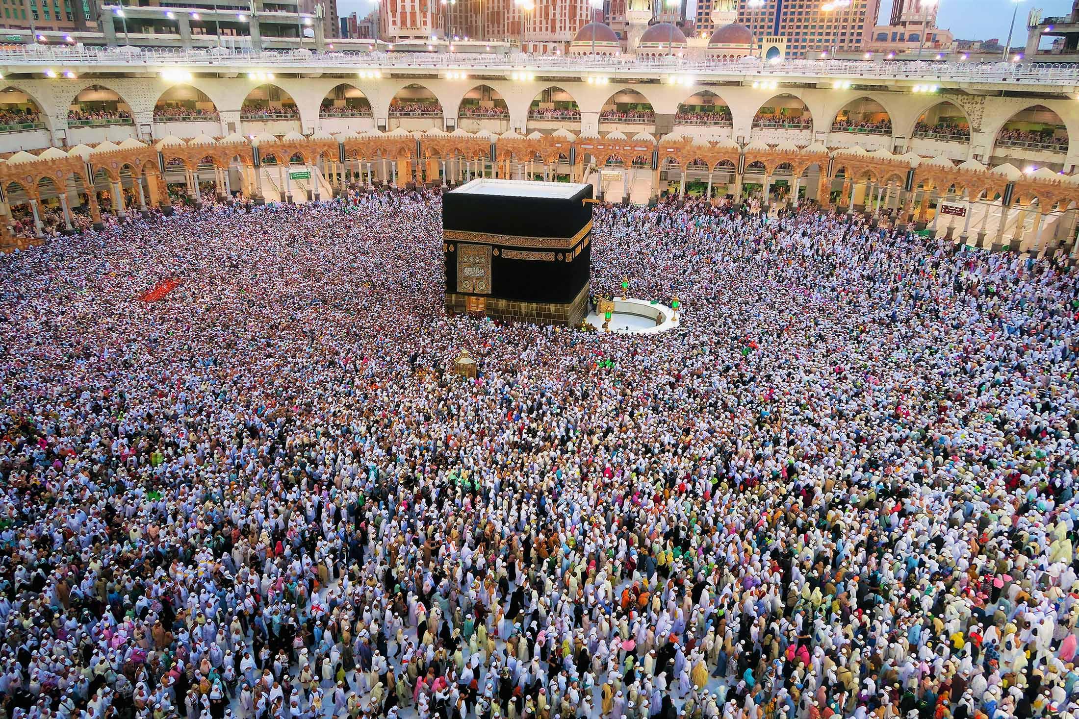 Moslims lopen in cirkels rond de Ka’bah in Mekka