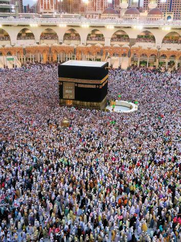 Moslims lopen in cirkels rond de Ka’bah in Mekka