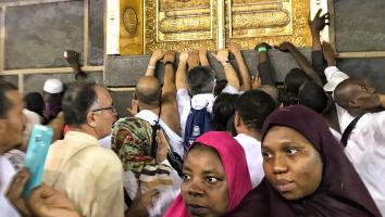 Pelgrims raken de muur van de Kaäba aan