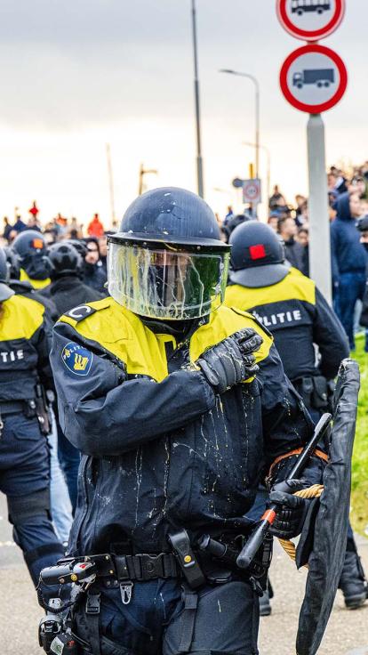 Een ME-agent is bekogeld tijdens een demonstratie.
