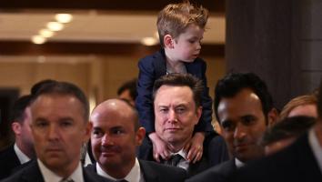 Musk met zijn zoontje X Æ A-Xii op zijn schouders.