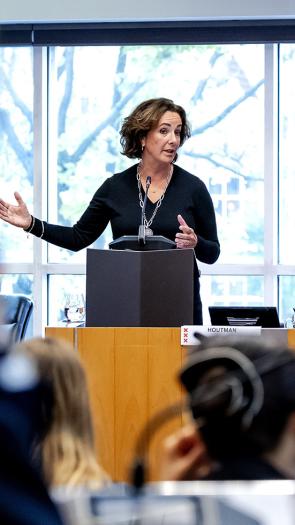 Burgemeester Femke Halsema in de gemeenteraad in Amsterdam