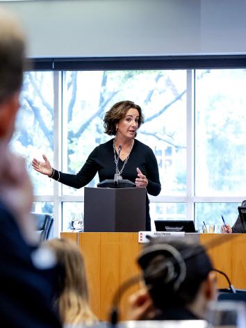 Burgemeester Femke Halsema in de gemeenteraad in Amsterdam