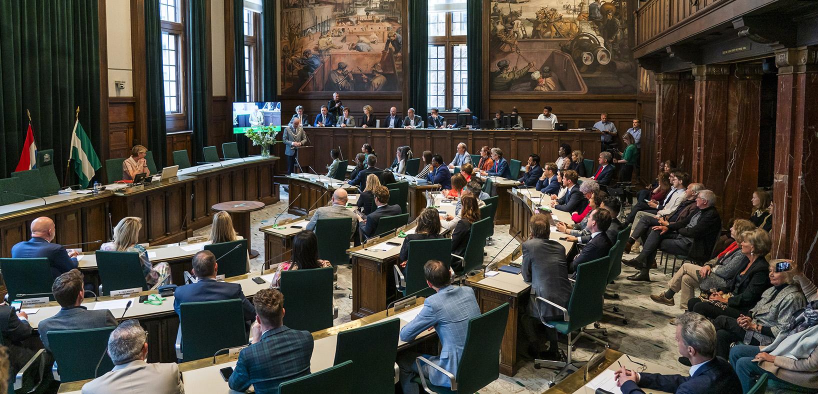 De raadszaal in Rotterdam, waar de gemeenteraad en het college samenkomen