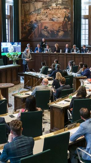 De raadszaal in Rotterdam, waar de gemeenteraad en het college samenkomen