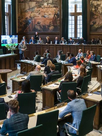 De raadszaal in Rotterdam, waar de gemeenteraad en het college samenkomen