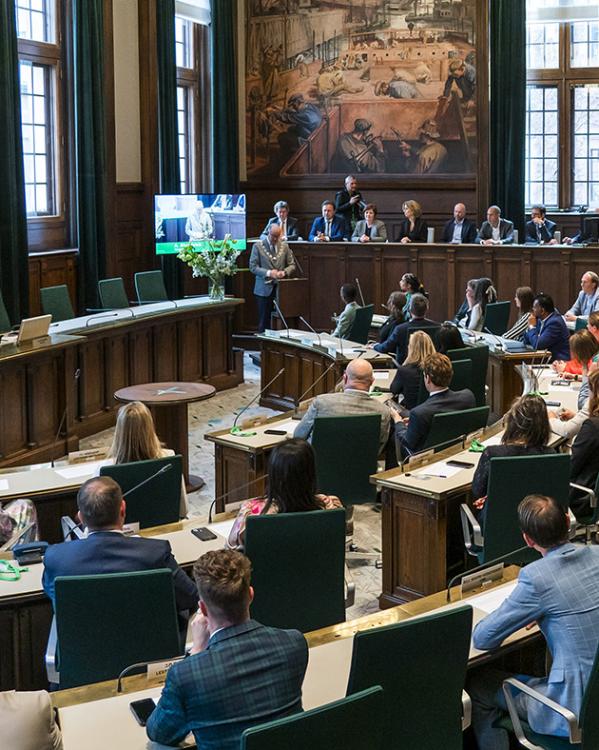 De raadszaal in Rotterdam, waar de gemeenteraad en het college samenkomen
