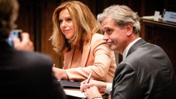 Carola Schouten en Wouter Kolff ondertekenen tijdens de beëdiging van Schouten als nieuwe burgemeester