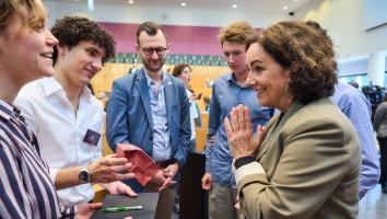 Burgemeester Halsema in gesprek met studenten in de raadszaal in Amsterdam