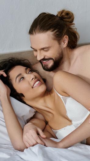 een man en vrouw in ondergoed in bed