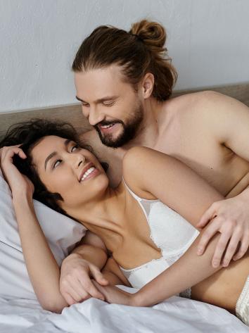 een man en vrouw in ondergoed in bed