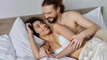 een man en vrouw in ondergoed in bed