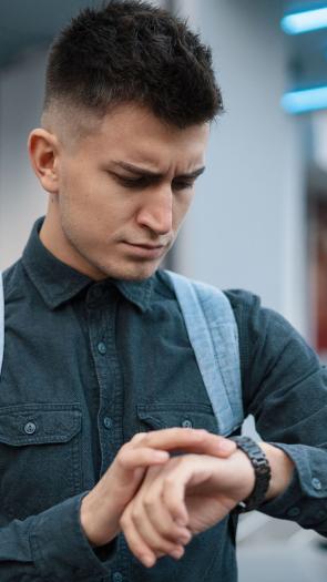 iemand kijkt verward naar zijn horloge
