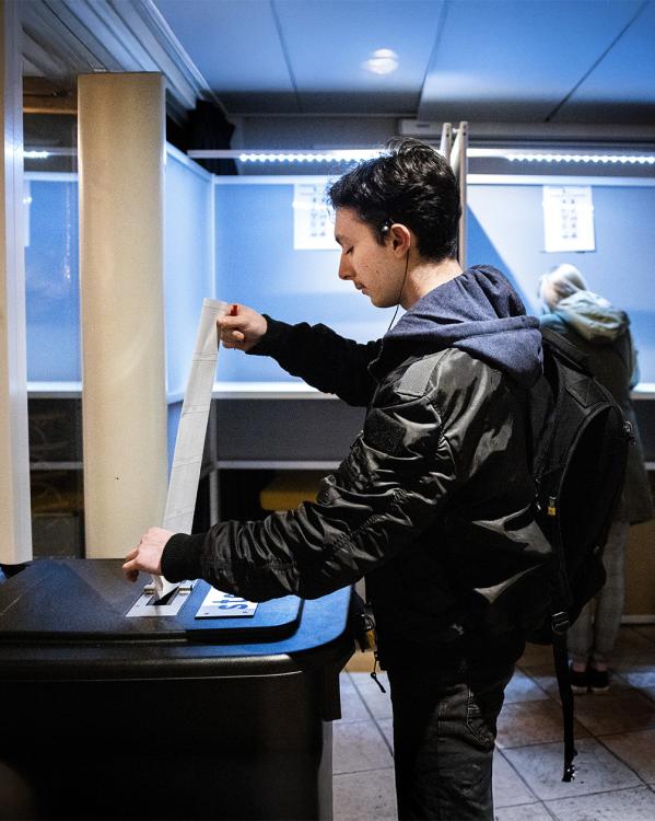 Jongen doet stembiljet in container bij gemeenteraadsverkiezingen