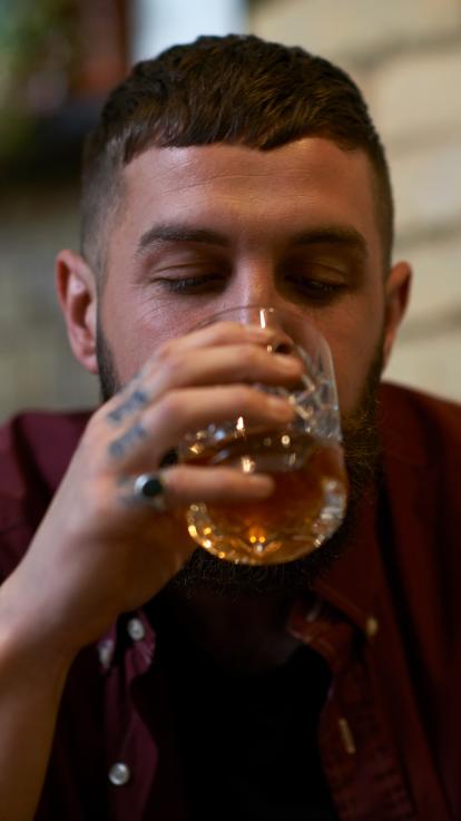 Jongen neemt slok uit een borrelglas