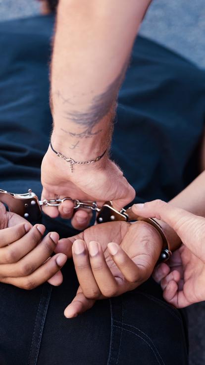 persoon wordt gearresteerd en in handboeien geslagen