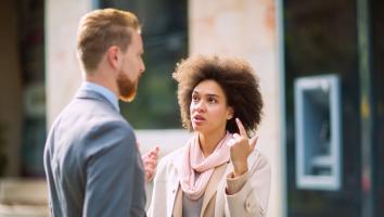 twee mensen in gesprek 