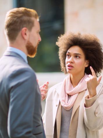 twee mensen in gesprek 