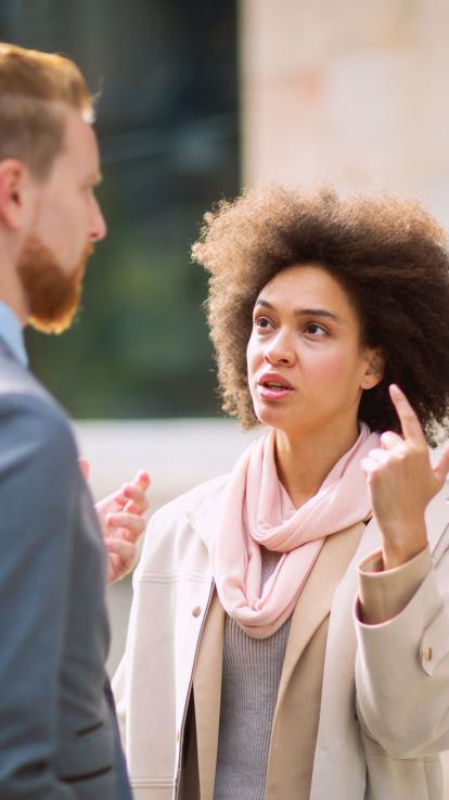 twee mensen in gesprek 