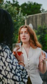 Twee vrouwen serieus in gesprek in een tuin