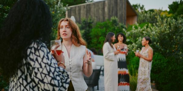 Twee vrouwen serieus in gesprek in een tuin