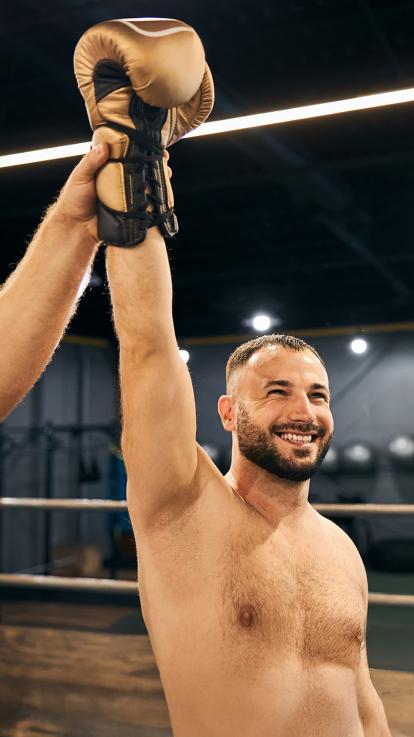 Boxer zijn arm wordt in de lucht gehouden na winst