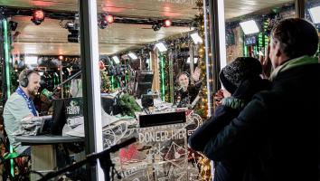 Iemand doneert geld bij het glazen huis van serious request