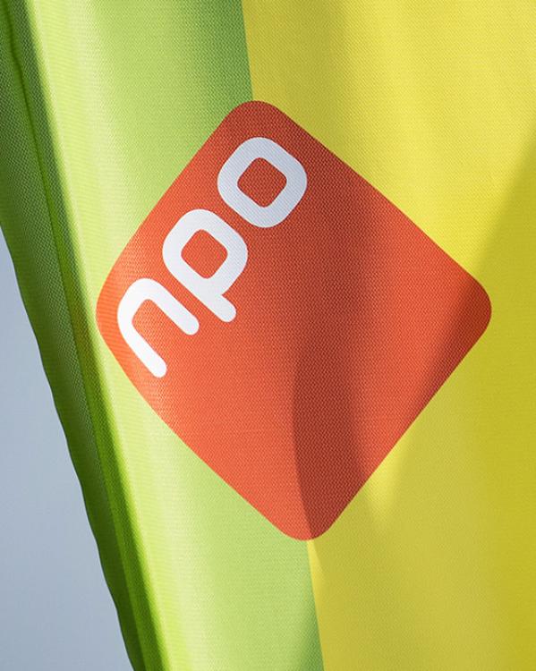 Logo NPO op een vlag