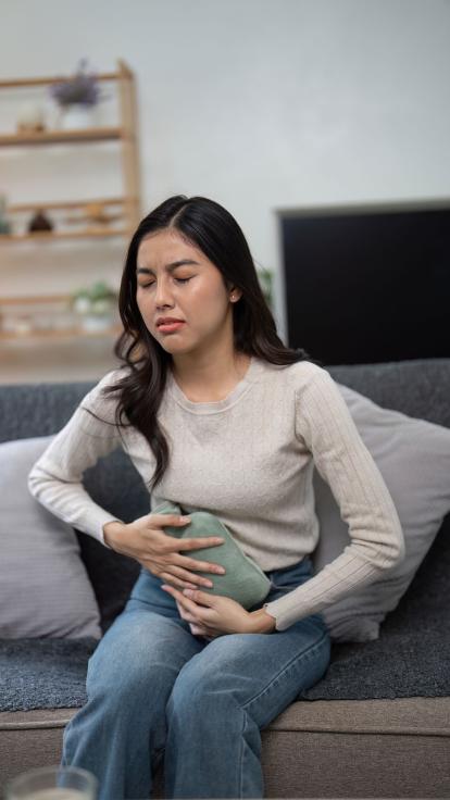 een vrouw met buikpijn door menstruatie