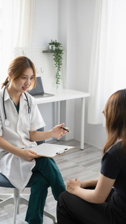 iemand in gesprek met de huisarts