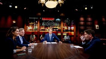 Gasten aan tafel bij de talkshow Kockelmann