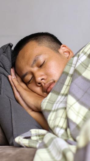 iemand doet een dutje op de bank