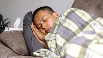 iemand doet een dutje op de bank