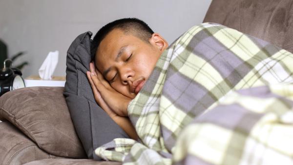 iemand doet een dutje op de bank