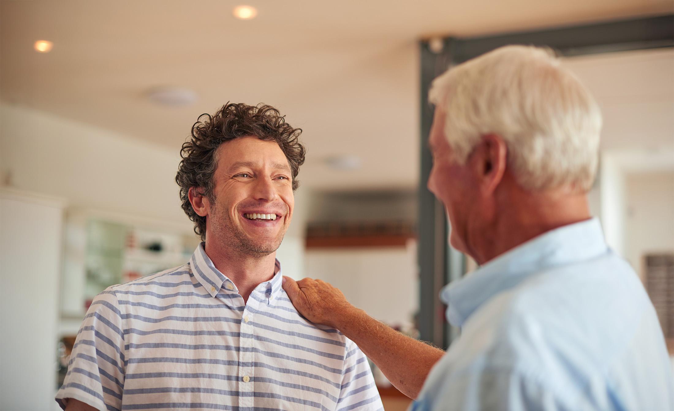een volwassen man ontmoet zijn biologische vader