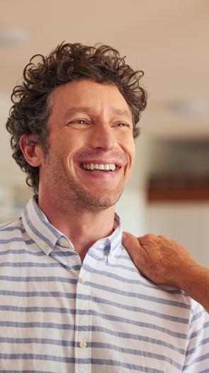 een volwassen man ontmoet zijn biologische vader